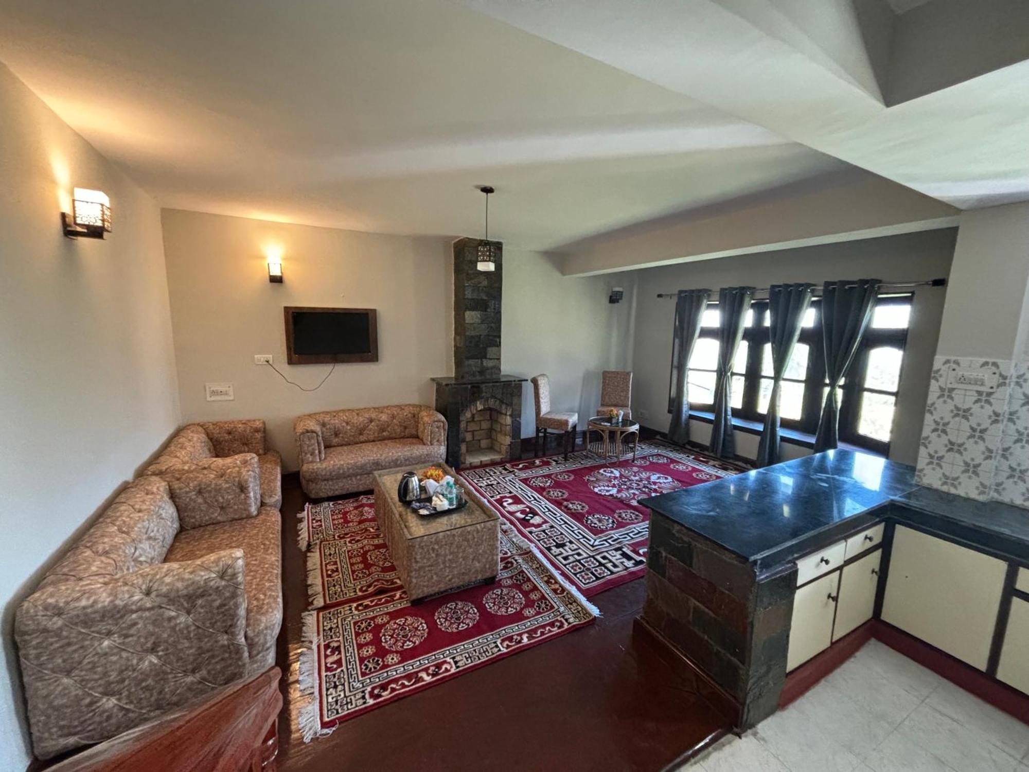 Kumaon Roop Resort Near Kainchi Dham ナイニタール エクステリア 写真