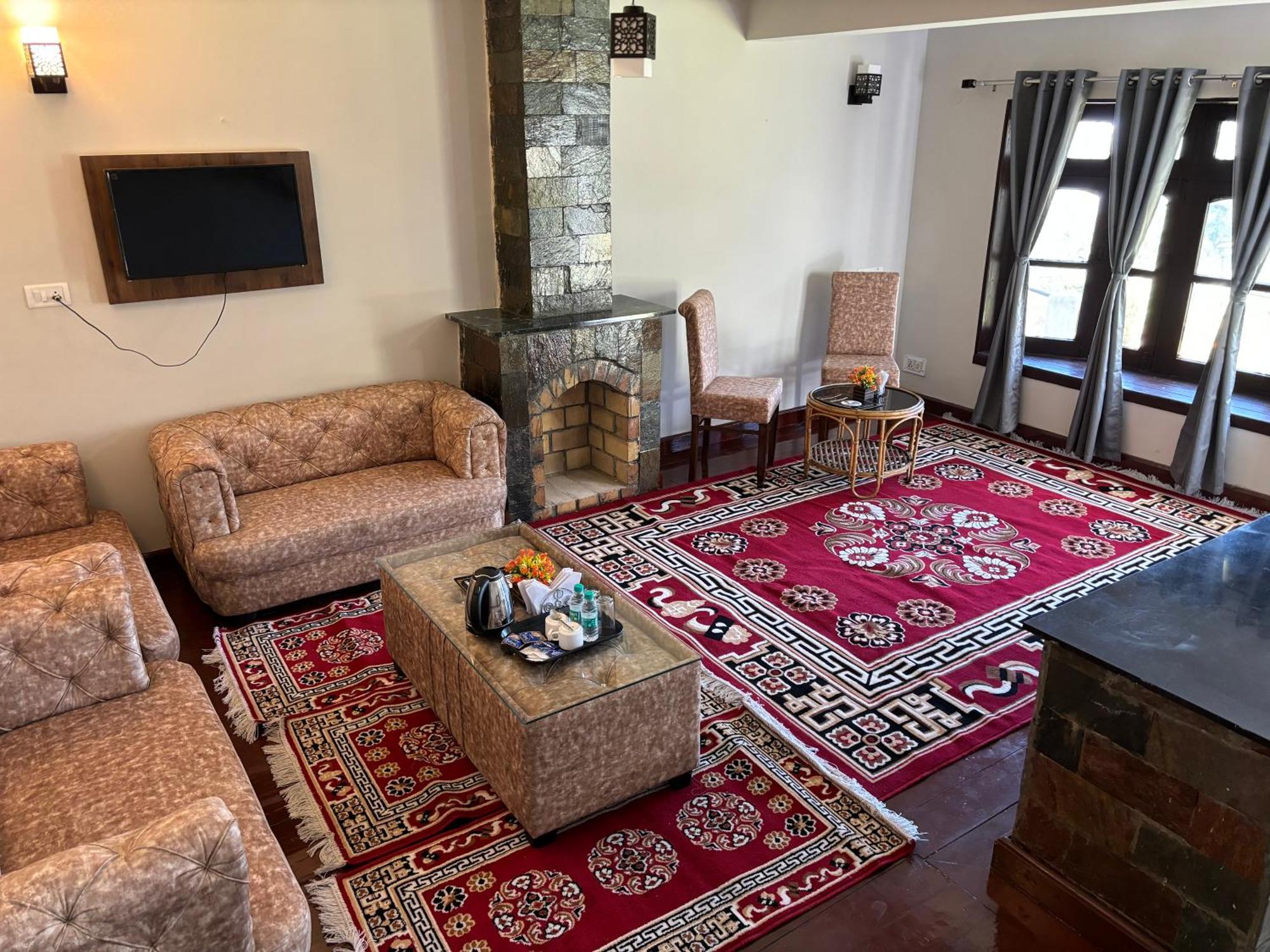 Kumaon Roop Resort Near Kainchi Dham ナイニタール エクステリア 写真