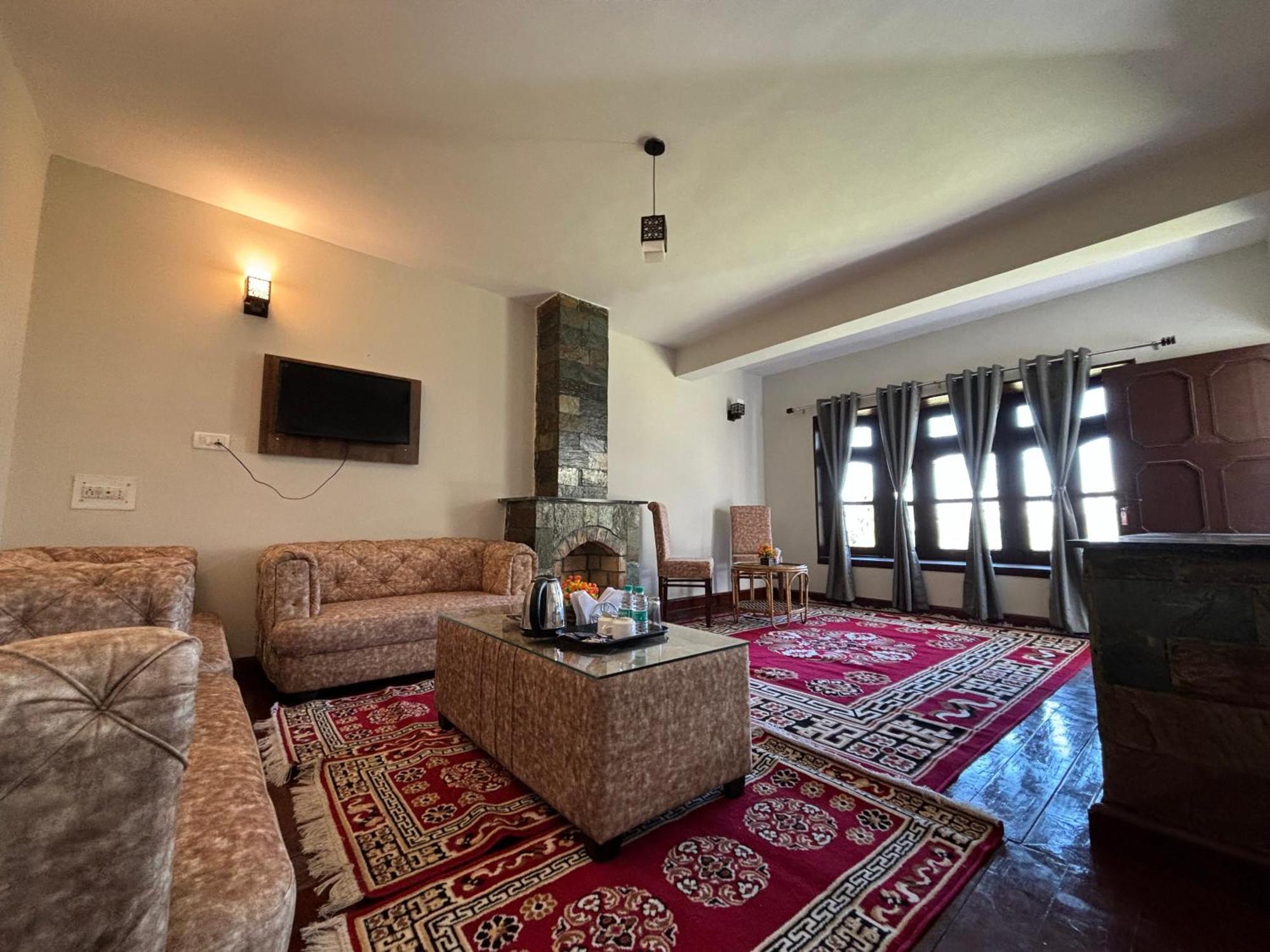 Kumaon Roop Resort Near Kainchi Dham ナイニタール エクステリア 写真